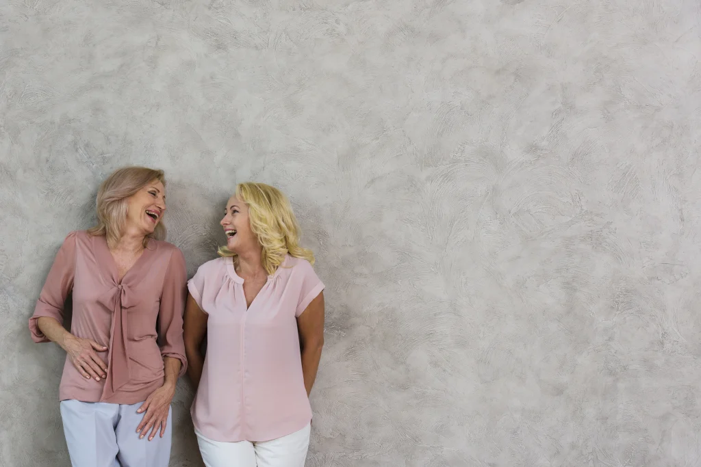 Dos mujeres de más de 50 años riendo juntas